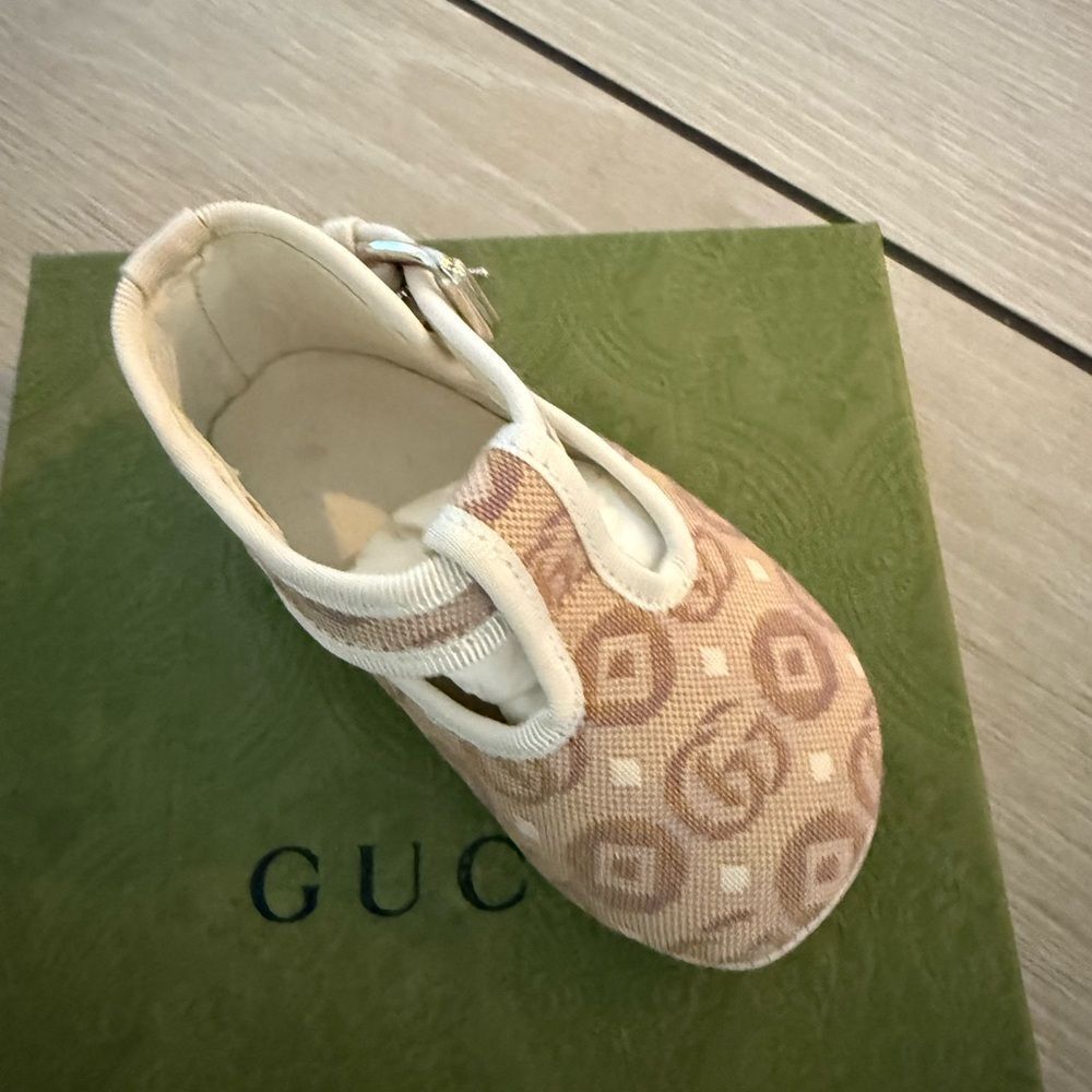 Brand new with box Gucci Baby Walker Shoe in Beige and Cream